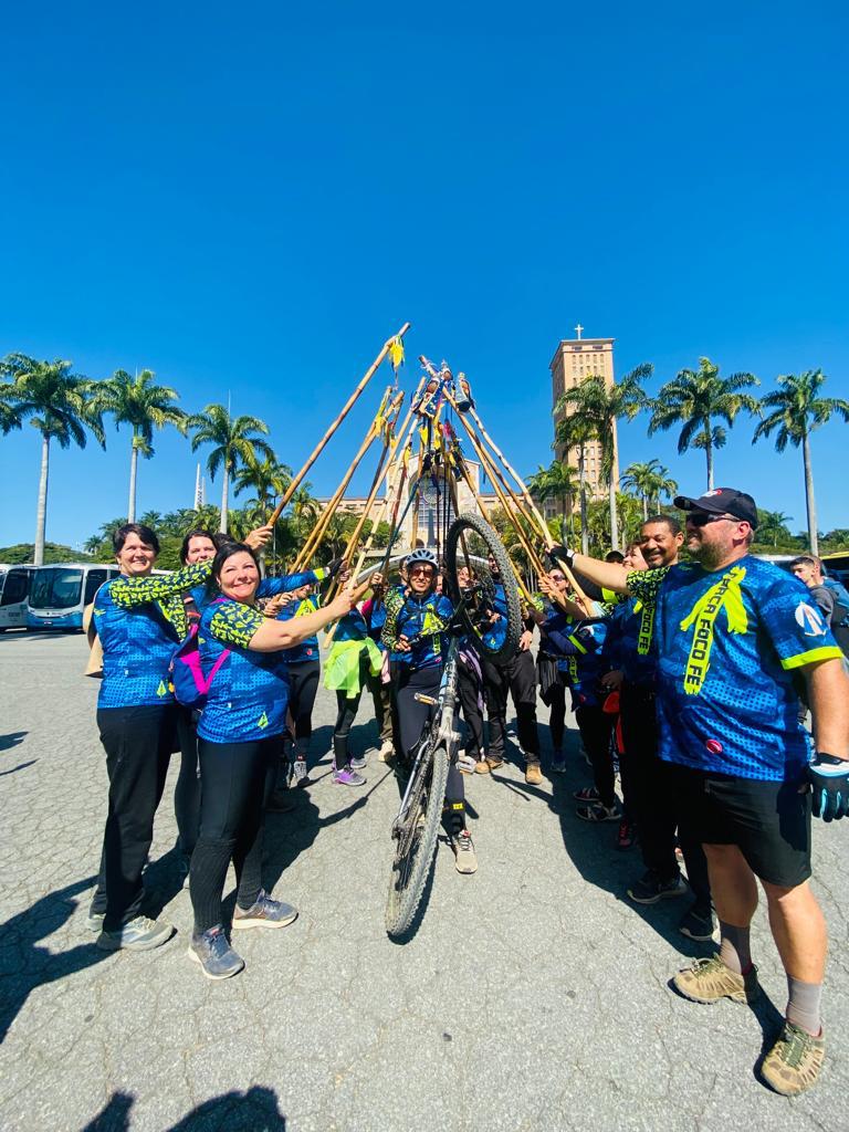 Ciclistas da Tartaruga reunidos junto às suas bicicletas