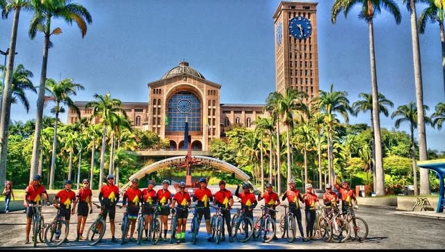 A Equipe Tartaruga e um grupo de ciclistas em frente à Basílica de Aparecida